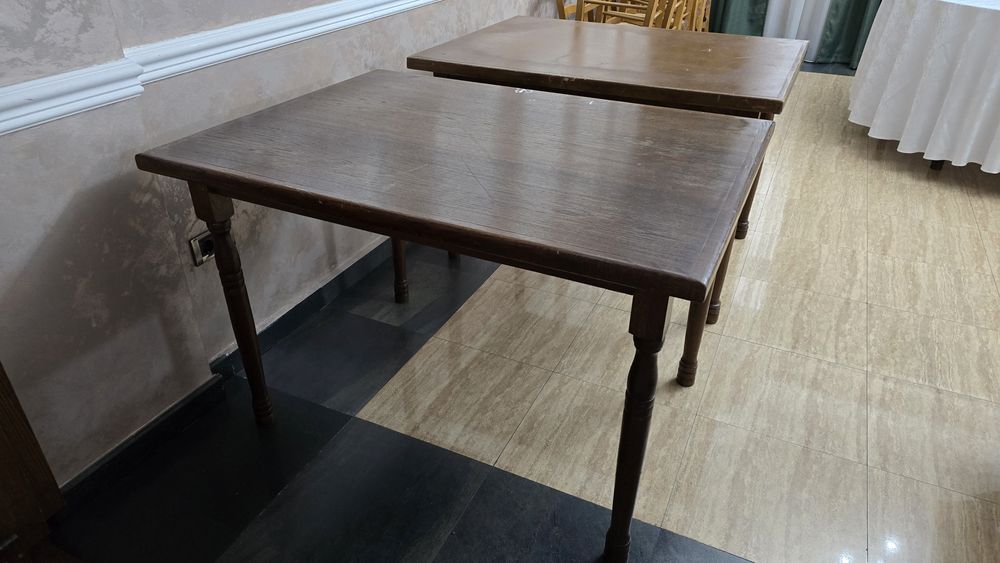 Mese din lemn in stare buna.