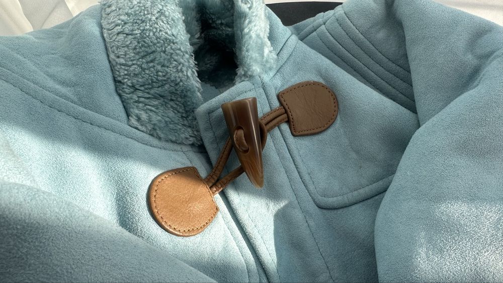 Дублёнка в XS/S размере нежно-голубого цвета.