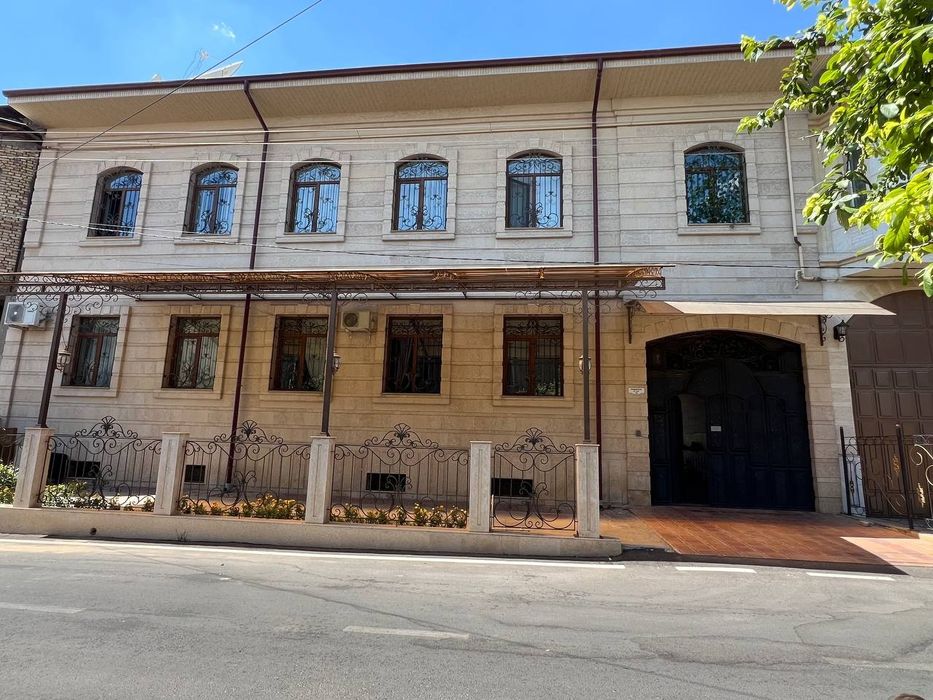 Registon Mahallasida 6 sotokli hovli uy sotiladi