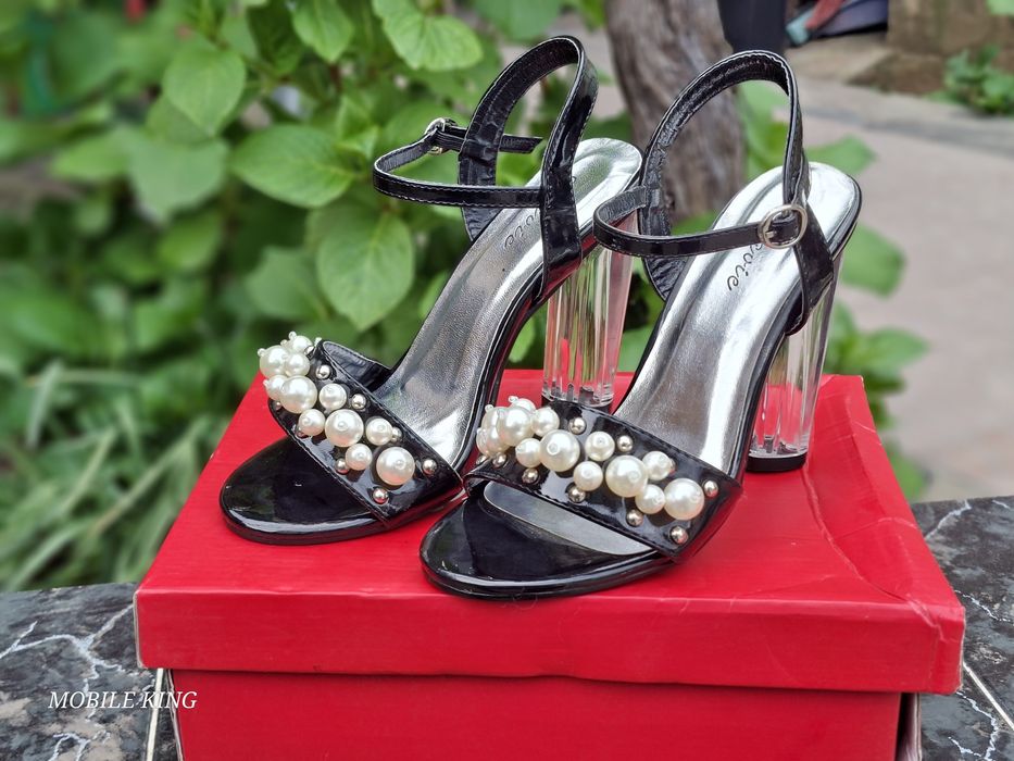 Нови Елегантни черни сандали с перли и прозрачен ток