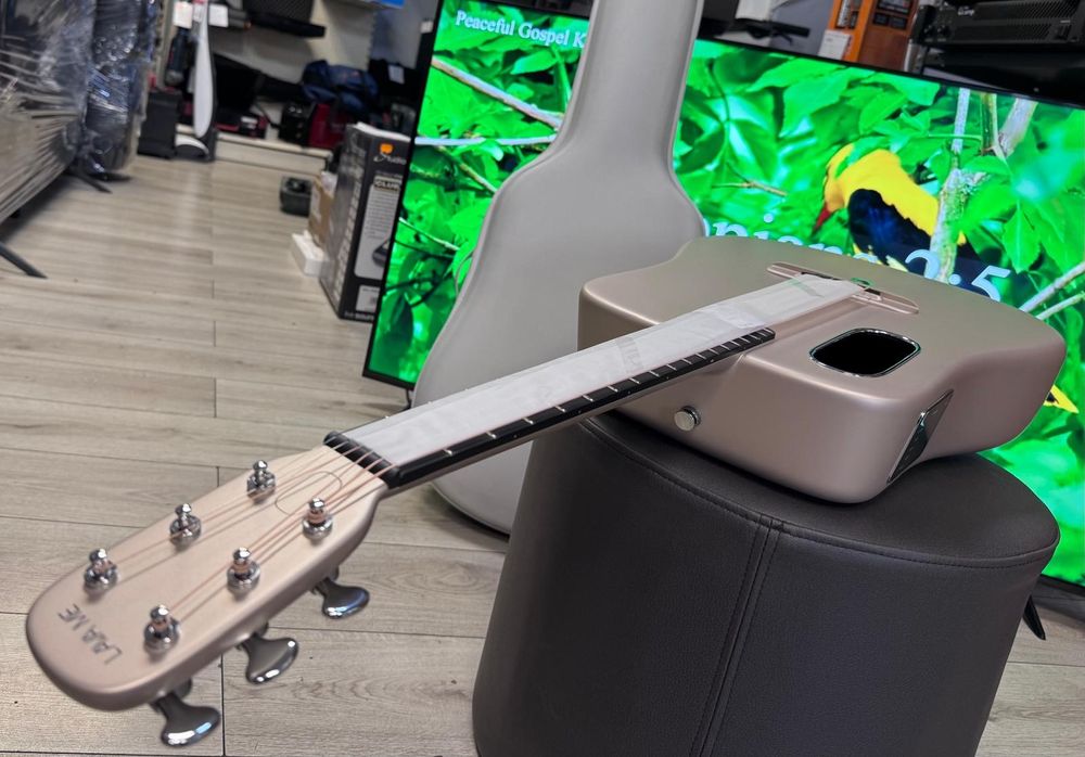 Amanet F28 : Chitară electro-acustică  Lava ME 4  Carbon 38" Airflow Bag NOU