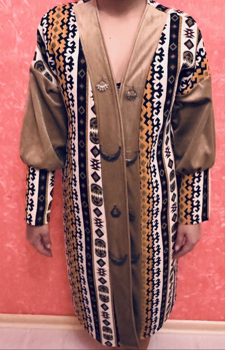 Қазақи нақыштағы шапан сатылады