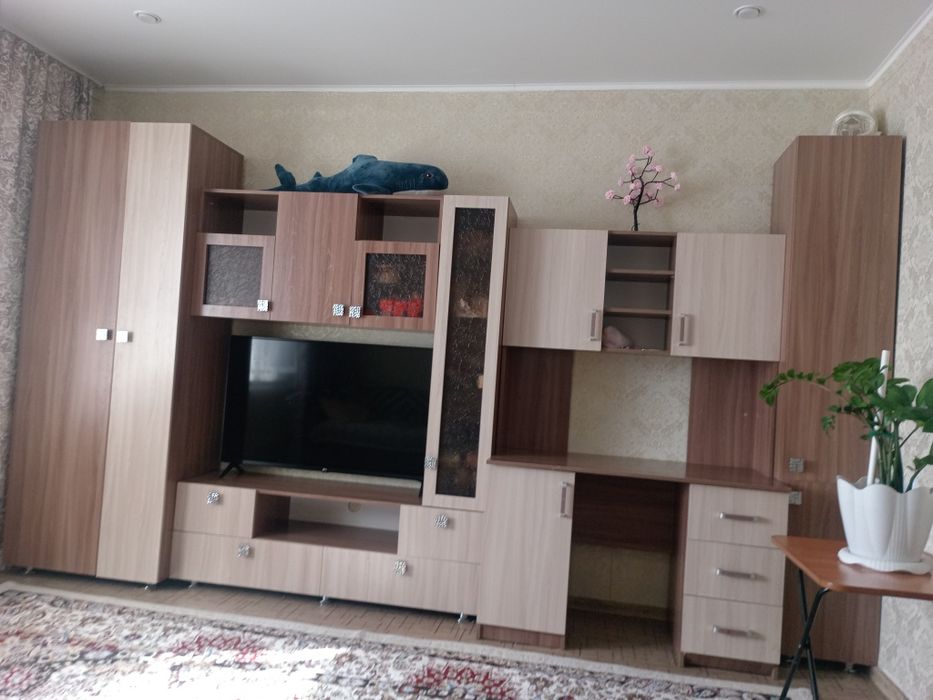 Продам стенку и стол