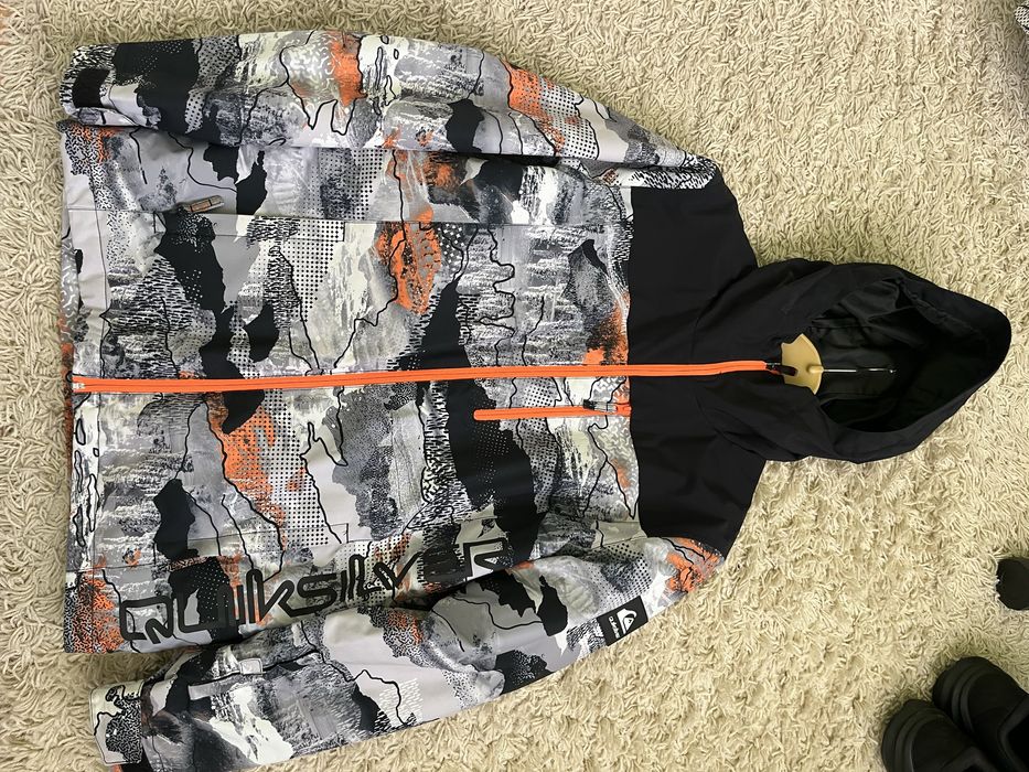Продавам яке Quiksilver