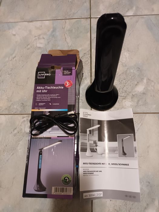 Офис лампа нова с кабел към компютър