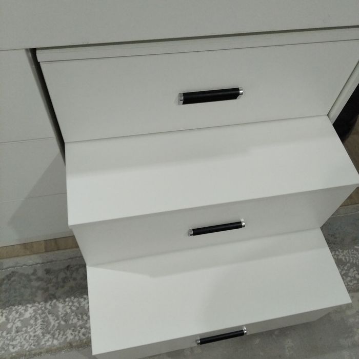 Продам. НОВАЯ. Кровать.Комод. Стол.
