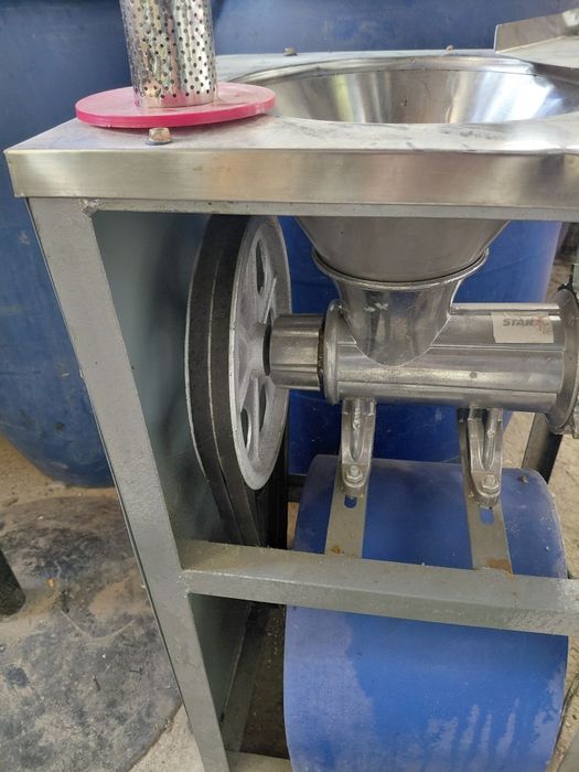 Месомелачка с електромотор и стойка