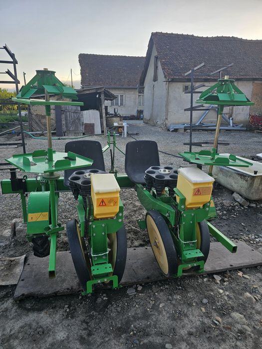 Masina plantat rasaduri cu fertilizator