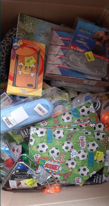 Cutii cu diferite produse -gen bazar