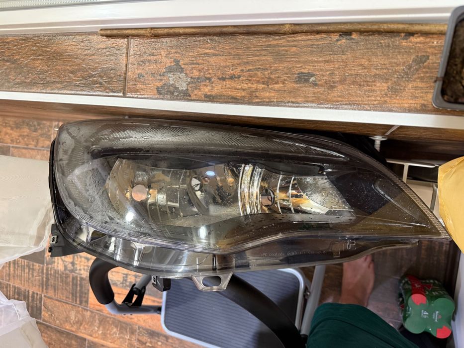 Десен фар Astra J 2015