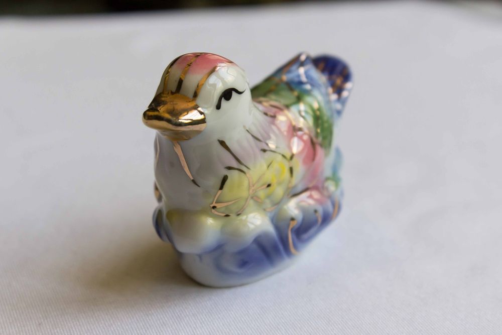 Продается фарфоровая статуэтка " Райская птичка"