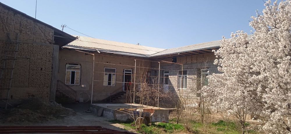 Ховли уй Сотилади