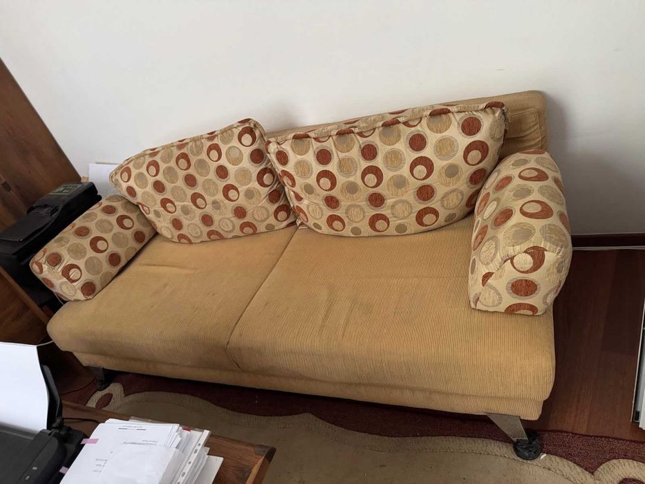 Vand   2 canapele extensibile, stare foarte buna - pret 500 lei/buc. neg. , un birou - pret 150 lei si o comoda de televizor - 250 lei