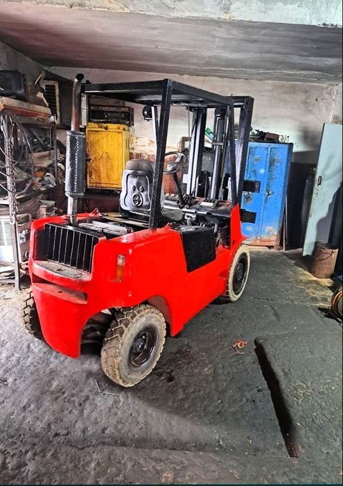 Продается погрузчик 3 тонник.