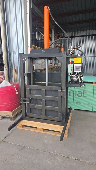 Хидравлична преса за балиране