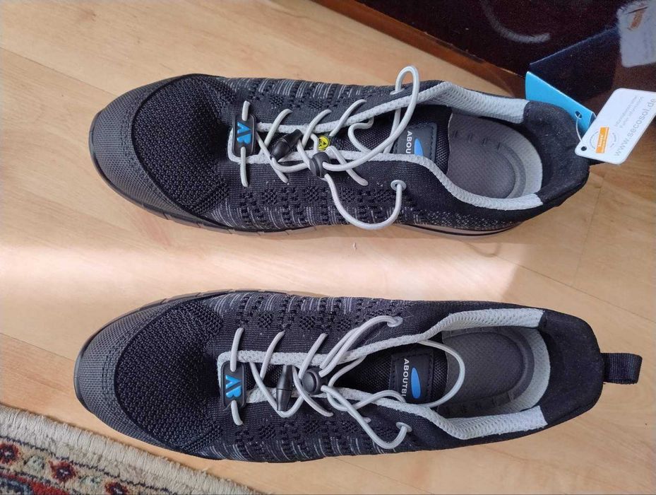 Чисто нови работни обувки със защитно бомбе отпред