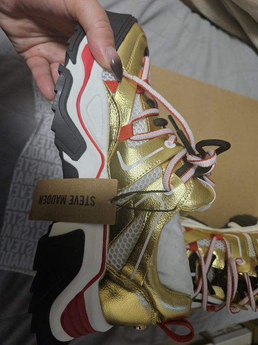 Чисто нови маратонки Steve Madden