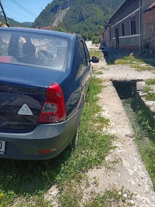 Vând urgent Dacia Logan 1'4 benzina 2011