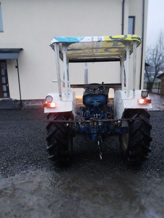 Vând tractor Ford 2000