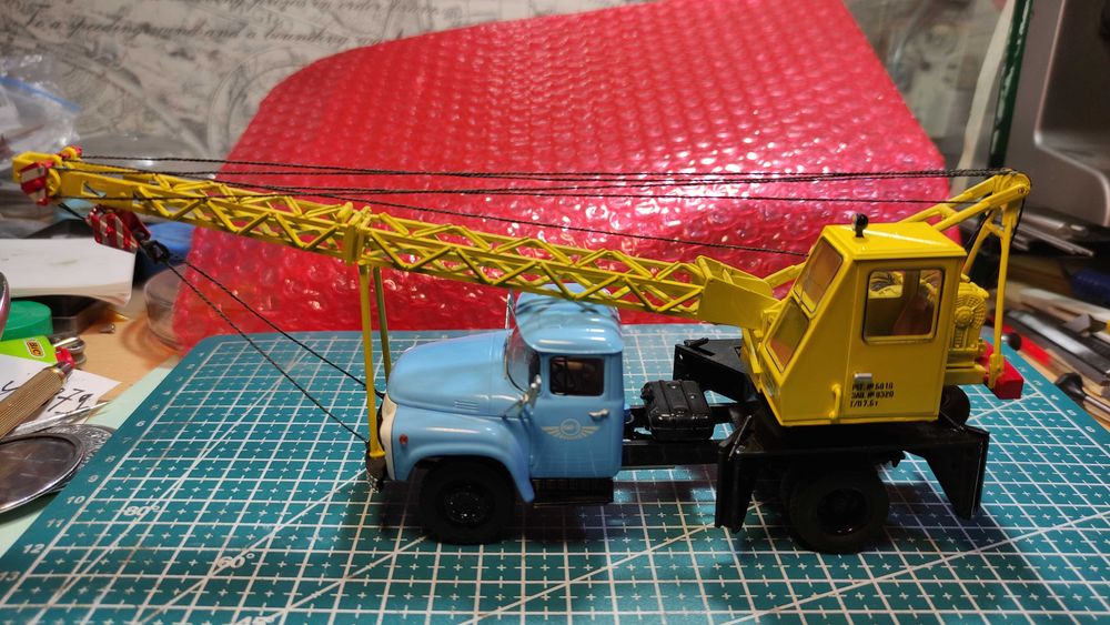 Модель автокрана в масштабе 1:43