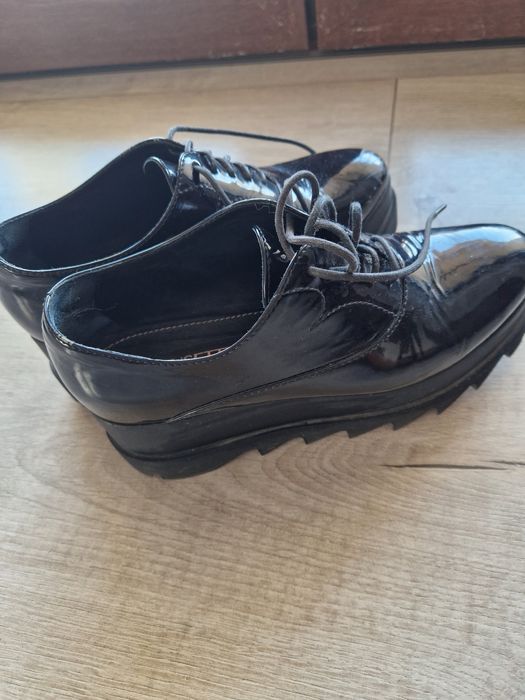 Vând pantofi eleganți