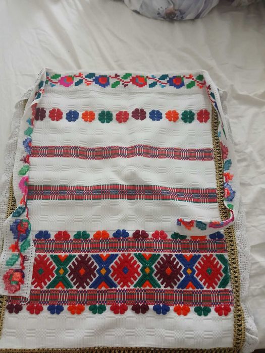 Costum popular făcut manual