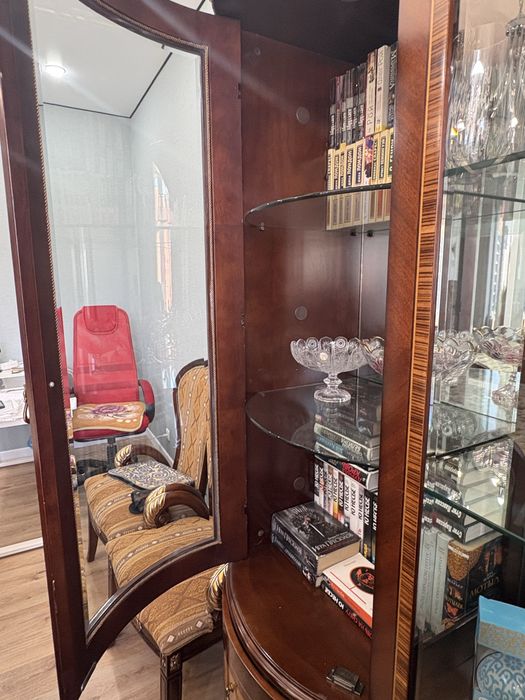 Продам сервант из натурального дерева