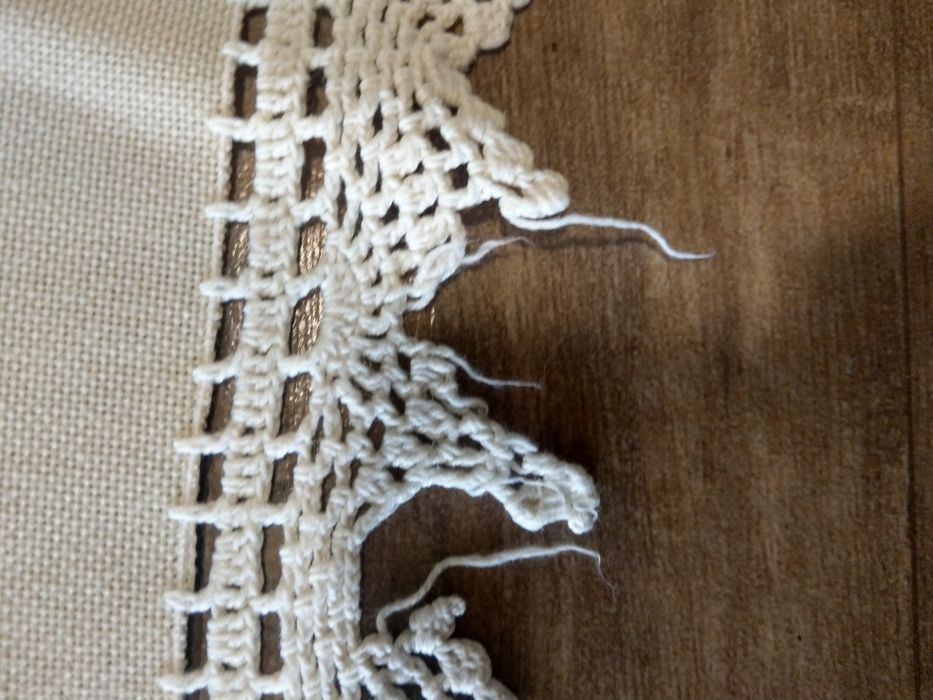 Fata de masa cu dantela crosetata