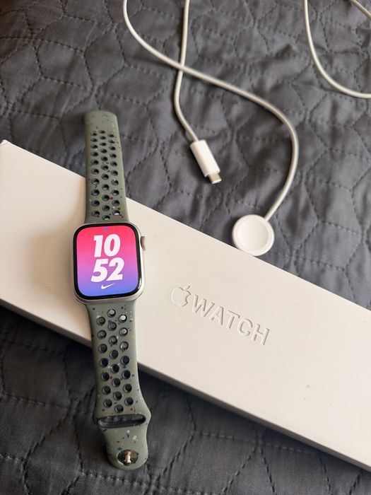 Часовник Apple Watch Series 7 Starlight Aluminum 41 мм