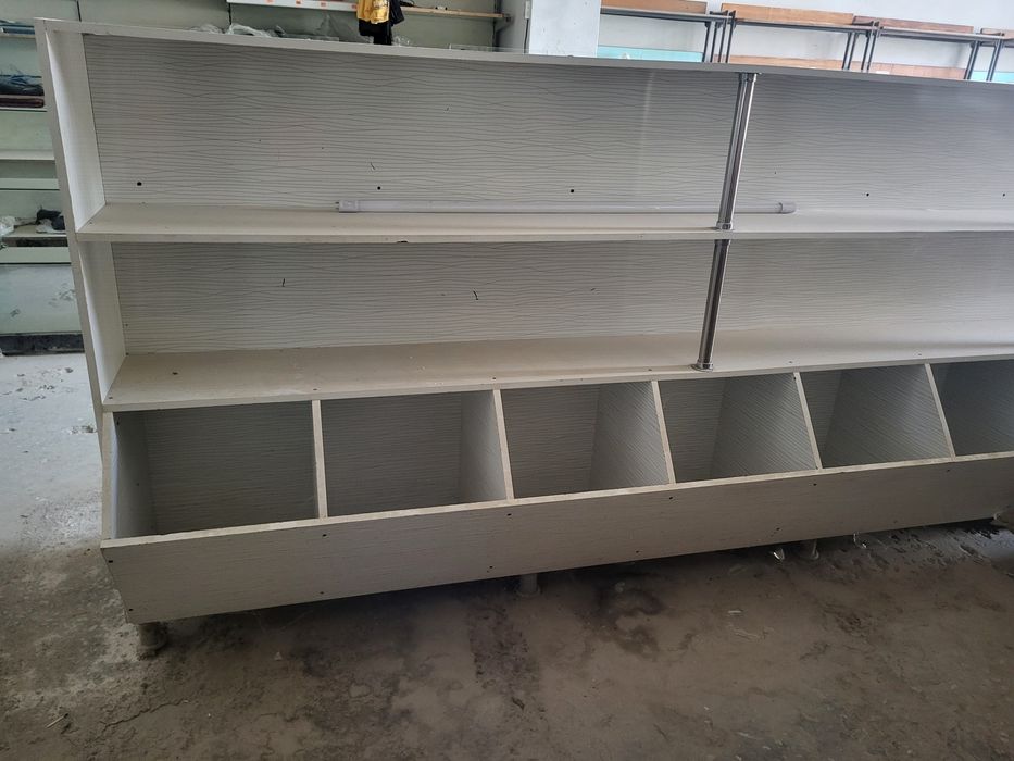 Sotiladi magazin uchun polkalar