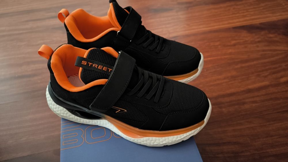 Кроссовки для мальчика , размер 35 .