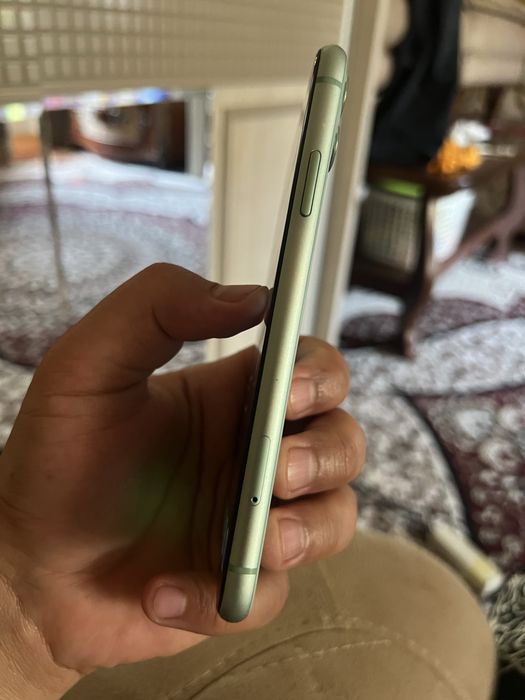 Iphone 11 holati zur tiniq turibdi