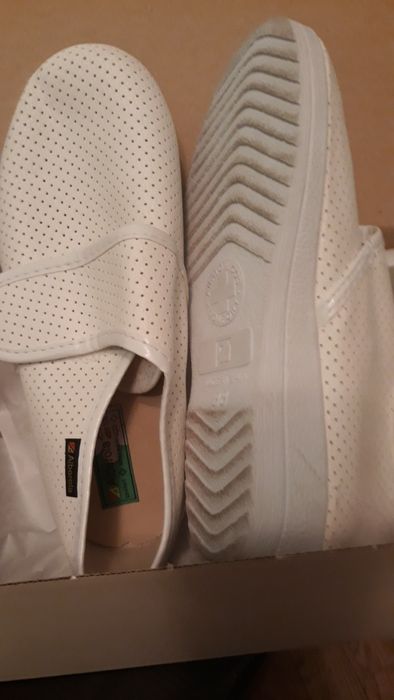 продаются сапожки туфли кеды