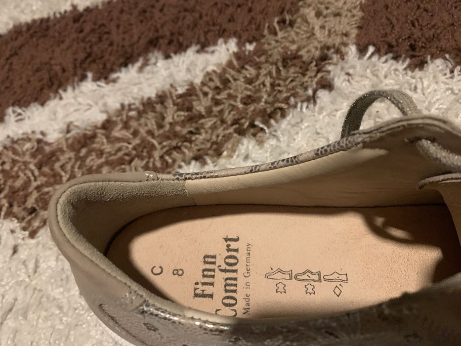 Vand pantofi piele noi