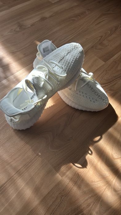 adidasi yeezy350 v2