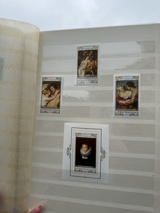 Голям класьор с различни пощенски марки