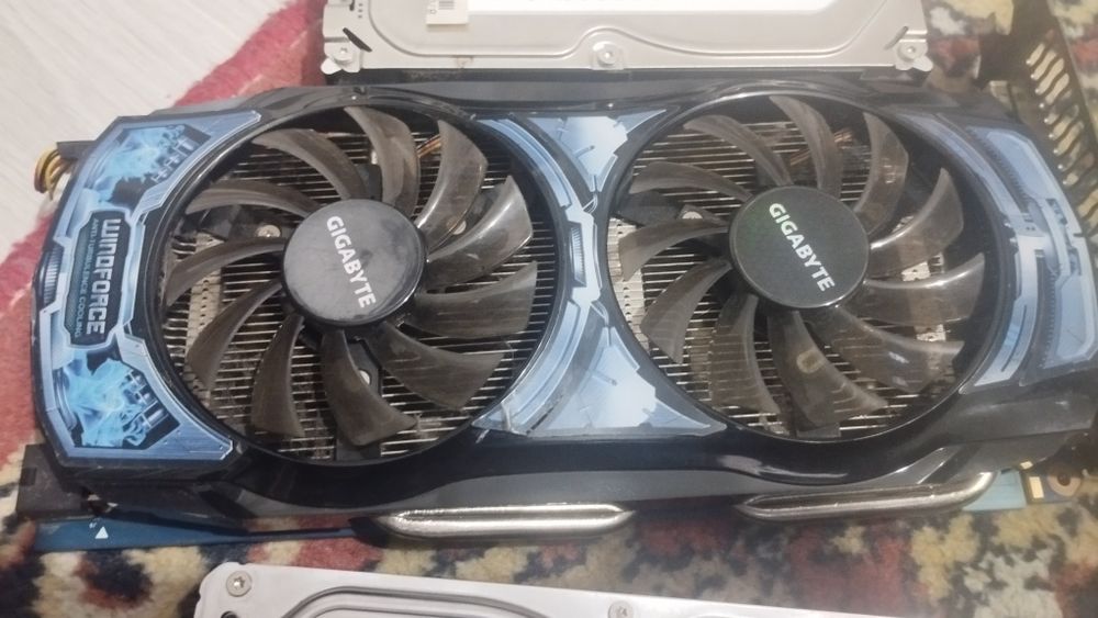 Видеокарту и 2 жестких диска