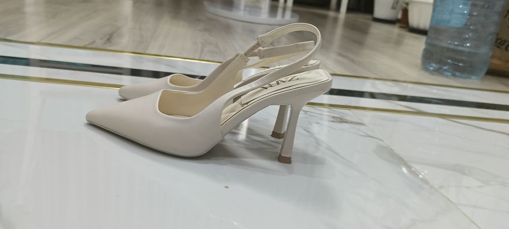 Босоножки бежевые