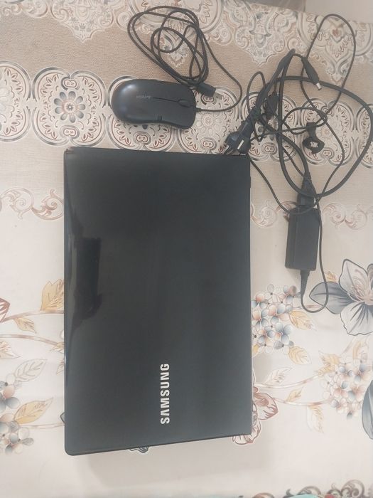 Samsung noutbook srochno sotiladi