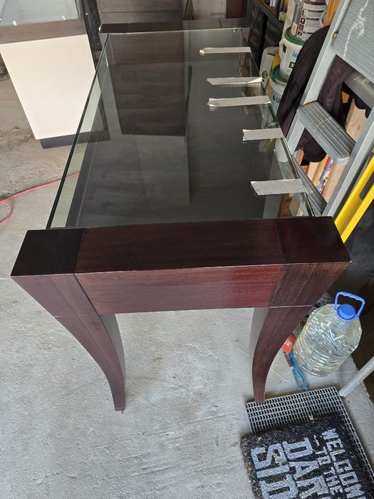 Елегантна конзолна маса от масив орех със стъклен плот