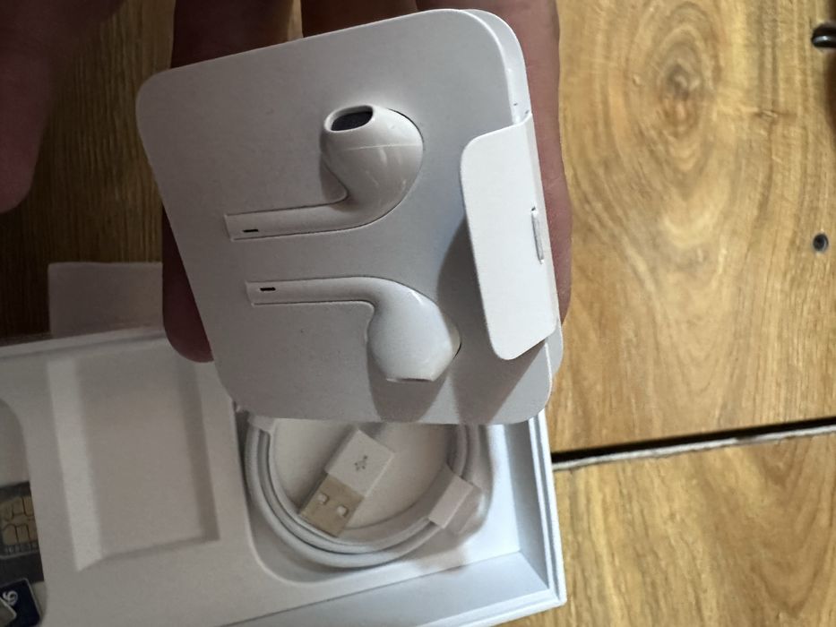 Орегинальный айфон наушник и зарядка