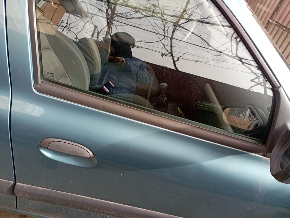 Vând uși și aripi , stare perfectă Renault clio 2 extrem,