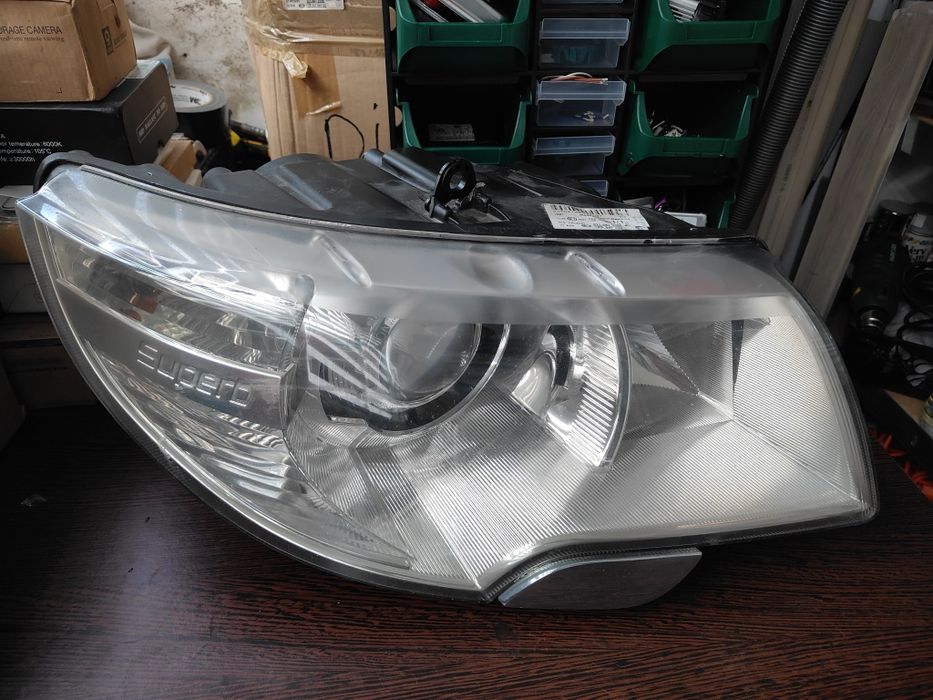 Far bi-xenon adaptiv Skoda Superb 2