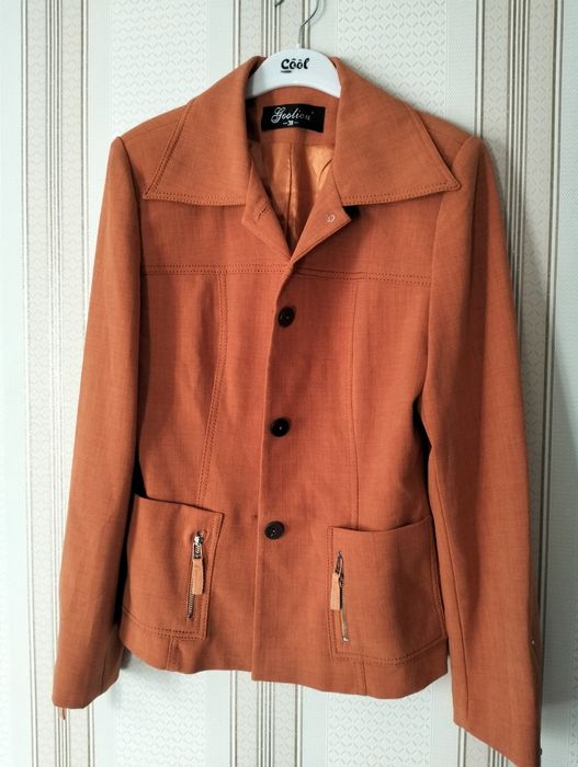 Продам костюмы с броюками