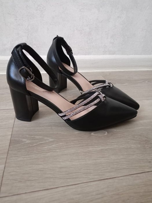 Продаю босоножки