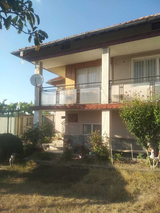 Масивна двуетажна къща