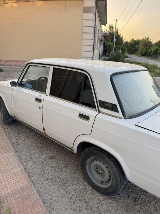 Lada 2107 sotiladi