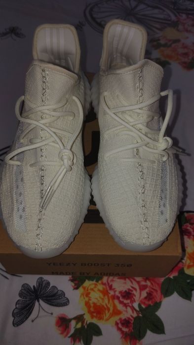 Adidași albi yeezy 350 v2 albi cu cutia lor originală mărimea 43.
