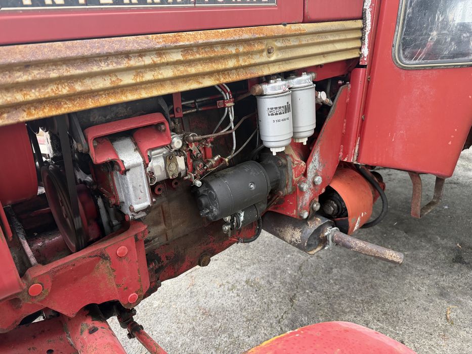 Tractor international 353 cu cositoare