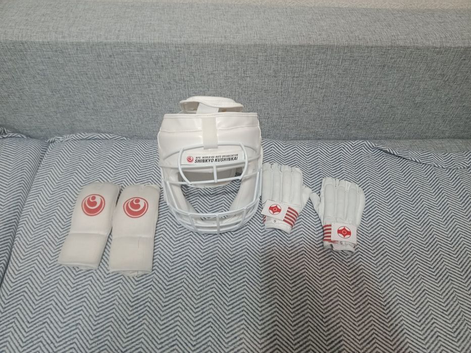 Шлем и перчатки, каратэ